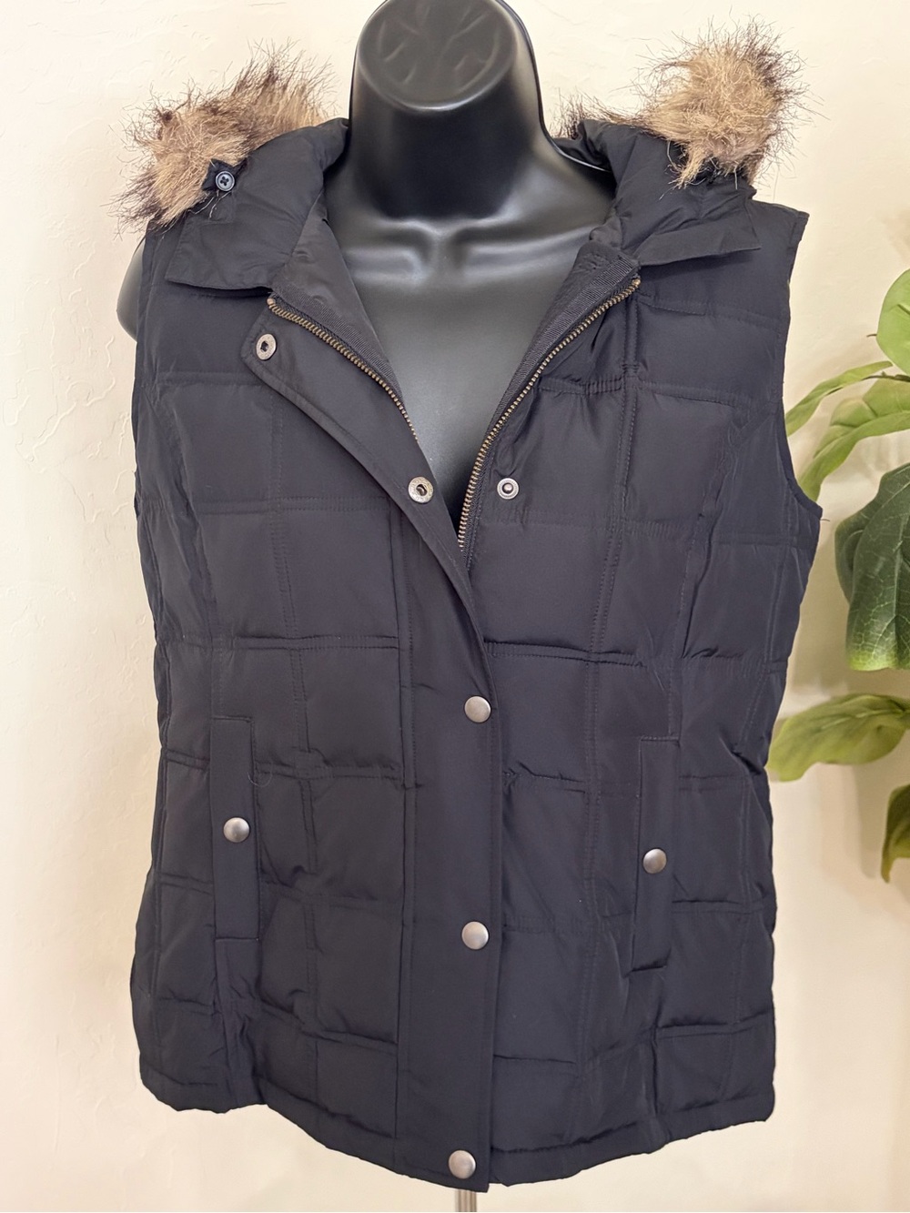 GAP Black Faux-Fur Hooded Puffer Vest – Size Small